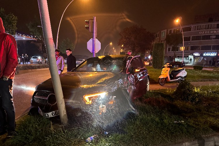 Düzce'de otomobille hafif ticari araç çarpıştı: 3 yaralı
