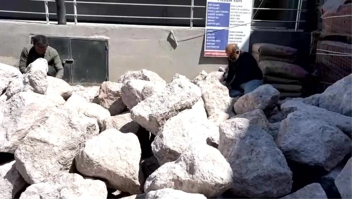 Ayvalık'ta inşaat işçileri 1 Mayıs'ta taş kırarak çalıştı