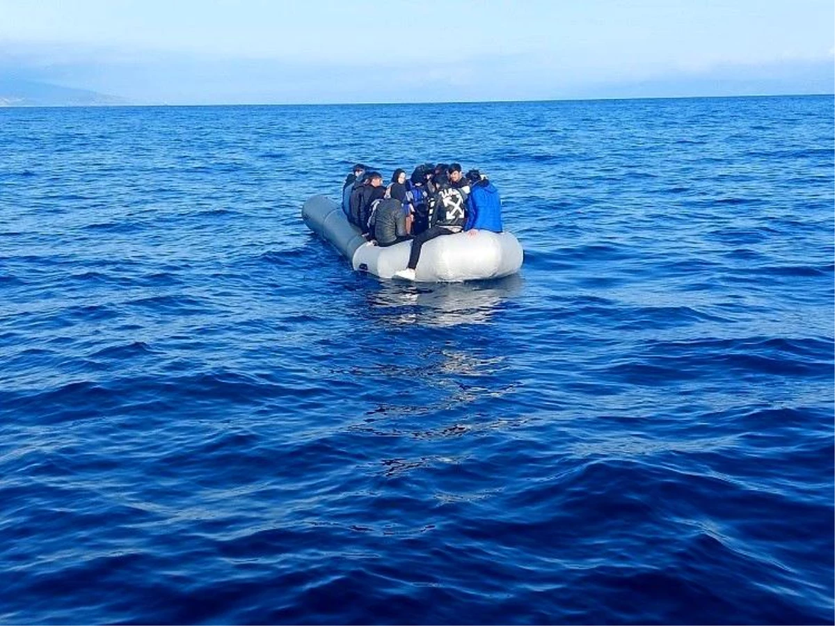 Ayvalık'ta motor arızası yaşayan düzensiz göçmenler kurtarıldı