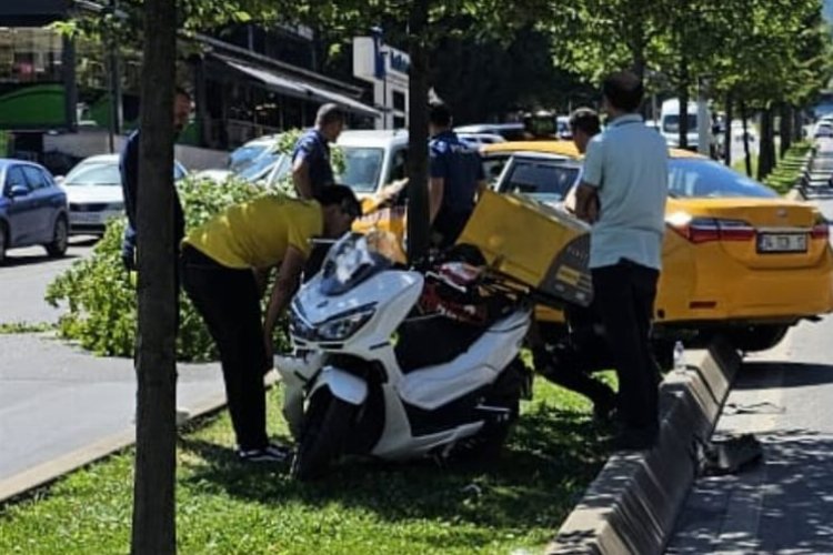 Pendik'te ticari taksi ile motosiklet çarpıştı: 1 yaralı