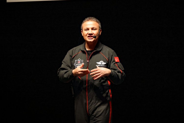 Türkiye'nin ilk Astronotu Alper Gezeravcı, Bilecik Kongre Merkezi'nde gençlerle buluştu